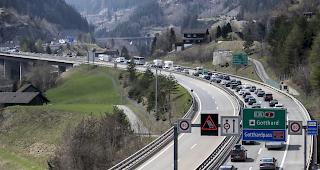 Der Gotthard-Strassentunnel musste am Samstag f&uuml;r rund eine Stunde in beiden Richtungen vollst&auml;ndig gesperrt werden.