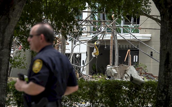 Eine Explosion in einem Einkaufszentrum in Florida fordert zahlreiche Verletzte. 