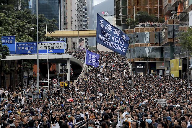 Erneut demonstrieren in Hongkong tausende Menschen gegen das Auslieferungsgesetz.