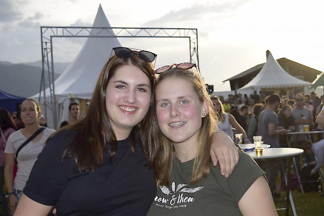 Kim Gottsponer (18), und Tabea Burgener (17), Visperterminen.