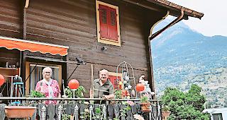 Unzufrieden. Carmen und Erwin Zeiter im Eingangsbereich ihres trauten Heims unter dem undichten K&auml;nnel.