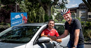 Rollentausch: Rallye-Pilot und mehrfacher Schweizermeister S&eacute;bastien Carron und der Schweizermeister im
Strassenrennen Steve Morabito haben im Rahmen der Kampagne &laquo;Respekt&raquo; Autositz und 
Fahrradsattel getauscht. 