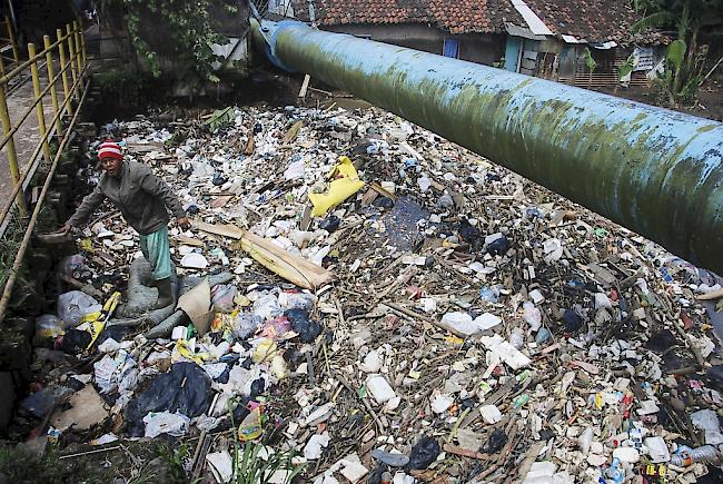 In Südostasien wird der Müll aus Industrieländern oft nicht fachgerecht entsorgt weswegen dort schwere  Schäden zu Lasten von Menschen und Umwelt entstehen.