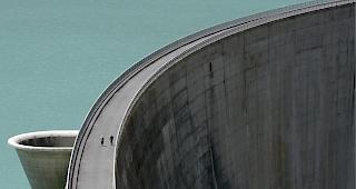 Moiry-Stausee. Die Zentrale Mottec ist Teil des Wasserkraftkomplexes Kraftwerke Gougra AG im Val d