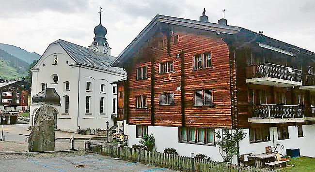 Das leer stehende Gemeindebüro von Reckingen (Erdgeschoss) ist eines von mehreren Objekten, welche die Gemeinde Goms verkaufen will.