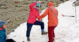 &laquo;Girls on Ice&raquo;: Auch letztes Jahr wurde die Schneedichte auf dem Gletscher vermessen.