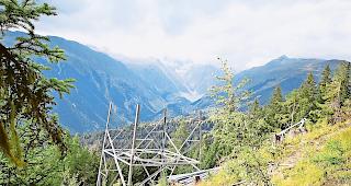 Gittermast im Bau. Letzten Sommer wurden die St&uuml;tzen der neuen 380-kV-Leitung im Goms gesetzt (Bild), jetzt wurde die Montage von weiteren 73 Masten zwischen Chamoson und Chippis vergeben.