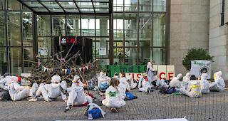 Protestaktion. Am Montagmorgen hatten mehrere Dutzend junge Leute die Eing&auml;nge des UBS-Baus beim Aeschenplatz besetzt.