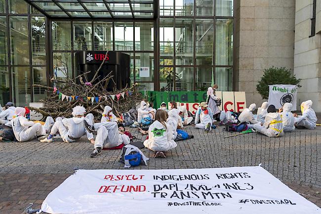 Protestaktion. Am Montagmorgen hatten mehrere Dutzend junge Leute die Eingänge des UBS-Baus beim Aeschenplatz besetzt.