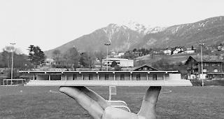 Der neue Garderobentrakt mit Buvette liegt auf der Platzl&auml;ngsseite, die bestehende Zuschauertrib&uuml;ne wird &uuml;berdacht.