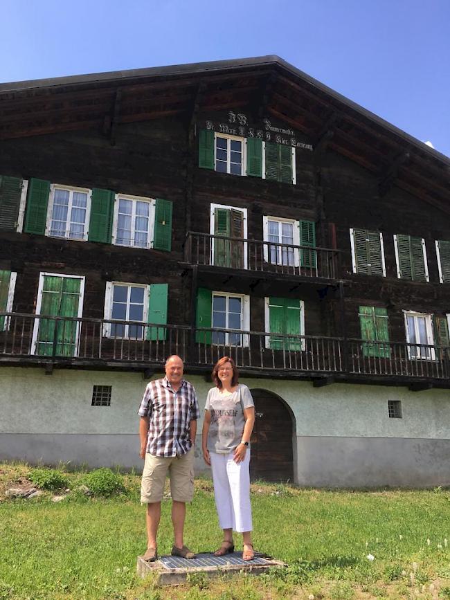 Wohnraum für Familien. Stiftungsratspräsident Bernhard Schnyder mit Gemeindepräsidentin Marianne Müller vor dem alten Postgebäude von Inden.