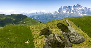 Eindr&uuml;cklich. Das Werk symbolisiert nach Angaben der Initiatoren des Projekts die Freundschaft zwischen der Schweiz und Frankreich. Im Hintergrund die Dents de Midi.