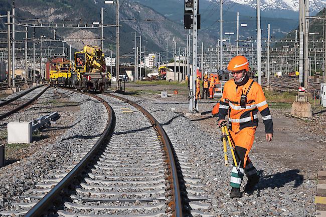 Mit diesen Erdungsstangen wird der Reststrom aus der abgestellten Fahrleitung abgeleitet.