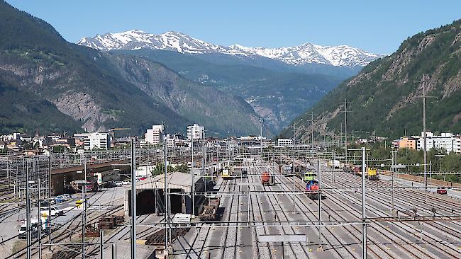 Blick aus der Hebebühne über den Bahnhof Brig.