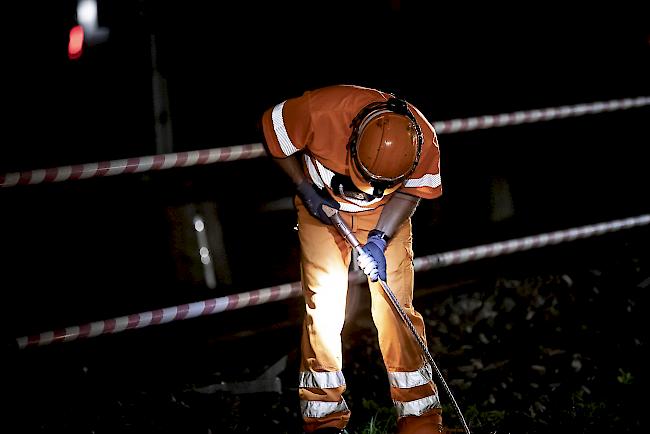 Die Fahrleitung wird im Licht der Helmlampe vorbereitet.