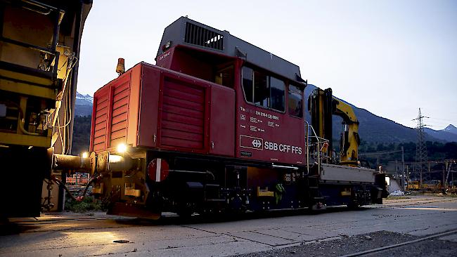 Nachtschicht: Mit der Diesellok geht es Richtung Baustelle.