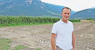 Bereits gerodet. Georg Bregy vor einer Parzelle, die schon dem Erdboden gleichgemacht wurde. Auch die B&auml;ume im Hintergrund m&uuml;ssen weg.