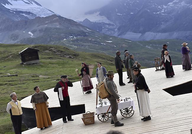 Gut gemacht. Szene aus der Uraufführung von «MATTERHORN: NO LADIES PLEASE» auf Riffelberg: Das Stück zog sein Publikum schnelle inmall in den Bann. Foto wb