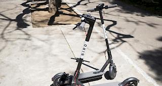 In den vergangenen zwei Monaten seien mehr als 1000 Elektro-Trottinetts und -Fahrr&auml;der beschlagnahmt worden, weil sie chaotisch abgestellt worden waren.