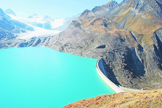 Viel Energie. 95 Prozent der zur Stromproduktion geeigneten Flüsse und Bäche in der Schweiz werden derzeit genutzt. Der WWF will gegensteuern (Bild: Staumauer und Stausee Gries im Gebiet Nufenenpass).
