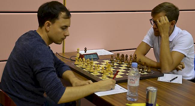 Noel Studer (rechts) gewinnt im Spitzenkampf gegen Titelverteidiger Sebastian Bogner.