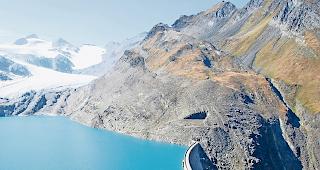 Viel Energie. 95 Prozent der zur Stromproduktion geeigneten Fl&uuml;sse und B&auml;che in der Schweiz werden derzeit genutzt. Der WWF  will gegensteuern (Bild: Staumauer und Stausee Gries im Gebiet Nufenenpass).