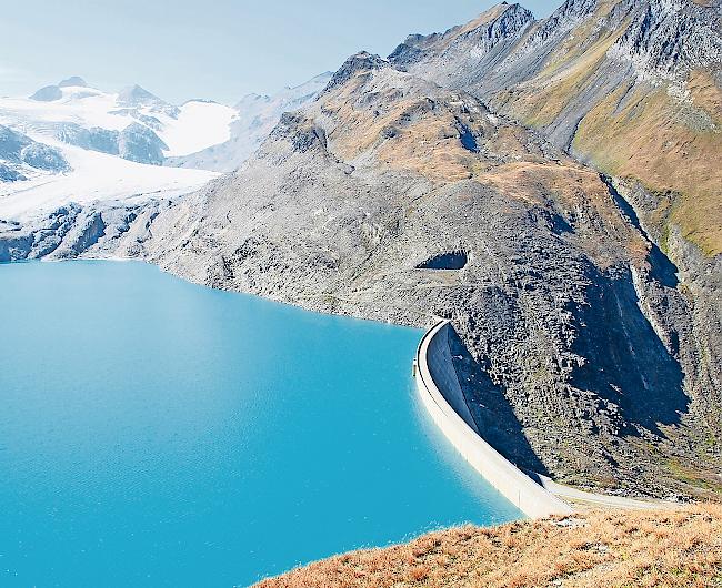 Viel Energie. 95 Prozent der zur Stromproduktion geeigneten Flüsse und Bäche in der Schweiz werden derzeit genutzt. Der WWF  will gegensteuern (Bild: Staumauer und Stausee Gries im Gebiet Nufenenpass).