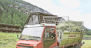 Schwer beladen. Seit f&uuml;nf Jahren hilft der Pole Andzej Lal (32) im Sommer w&auml;hrend  drei Monaten auf den Bergwiesen des Mattertals mit.