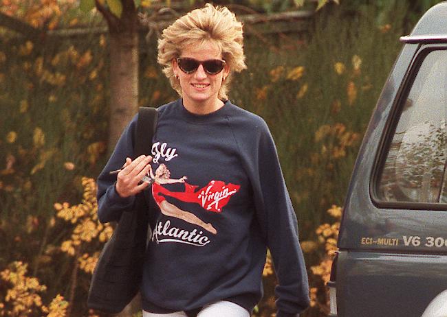 Prinzessin Diana kommt im Hafen von Chelsea an und trägt ein Virgin Atlantic-Sweatshirt, das ihr von Sir Richard Branson überreicht wurde.