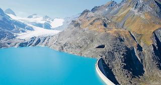 Viel Energie. 95 Prozent der zur Stromproduktion geeigneten Fl&uuml;sse und B&auml;che in der Schweiz werden derzeit genutzt. Der WWF will gegensteuern (Bild: Staumauer und Stausee Gries im Gebiet Nufenenpass).