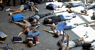 Aktivisten fordern: Als klimasch&auml;dlichster Faktor des Personenverkehrs m&uuml;sse der Flugverkehr sofort eingeschr&auml;nkt werden.