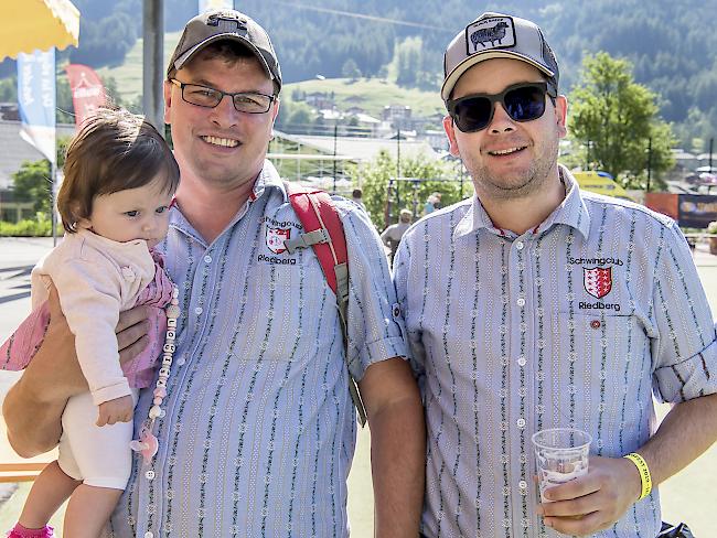 Patrick Marty (38) mit Louisa (6 Monate), Gampel, und Marc Schmid (36), Steg.