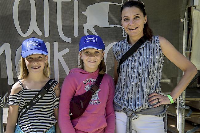 Janina Loretan (11), Dina (11) und Silvia (42) Nachtweih, Leukerbad.
