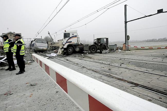 In Frankreich kommt es immer wieder zu schweren Unglücken an Bahnübergängen. Im Dezember 2007 kollidierte ein TGV, der von Paris nach Genf unterwegs war, in Toissat in Ostfrankreich mit einem Lkw (Bid von der Unglücksstelle). Dabei wurde der Lastwagenfahrer getötet.