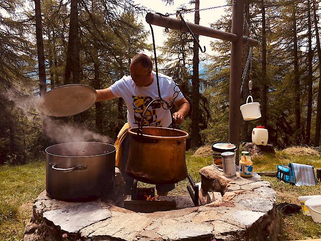 Impressionen von der ersten Musikalischen Genusswanderung in Gampel-Bratsch. Das Konzept fand beim Publikum grossen Anklang. 