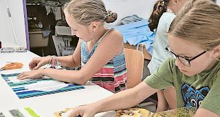 Schneidern und abmessen. Zoe Bregy und Finja Abgottspon messen den Stoff genau ab.