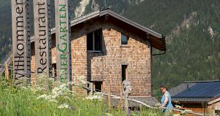 Grosse Ehre. Der &laquo;BerglandHof&raquo; in Ernen k&auml;mpft mit f&uuml;nf weiteren Projekten aus der Schweiz um den Prix Montagne 2019. Am 4. September steht der Sieger fest.