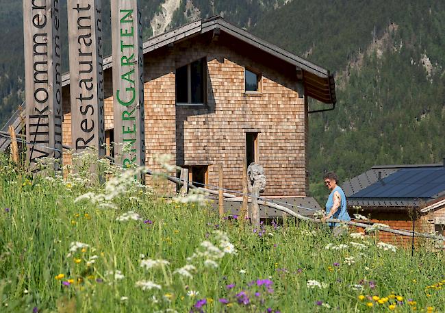 Grosse Ehre. Der «BerglandHof» in Ernen kämpft mit fünf weiteren Projekten aus der Schweiz um den Prix Montagne 2019. Am 4. September steht der Sieger fest.