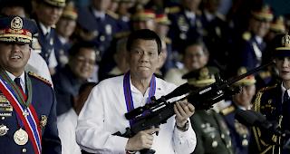 Umstritten. Die Stra&szlig;en auf den Philippinen sollen f&uuml;r Frauen sicherer werden. Per Gesetz werden sexuelle Bel&auml;stigungen ab sofort unter Strafe gestellt. Pr&auml;sident Duterte soll selbst dagegen versto&szlig;en haben.