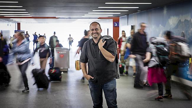 Auf dem Sprung. Gilbert Truffer wollte sich für das Interview am Bahnhof Visp treffen – «daheim oder im Büro ist doch langweilig».