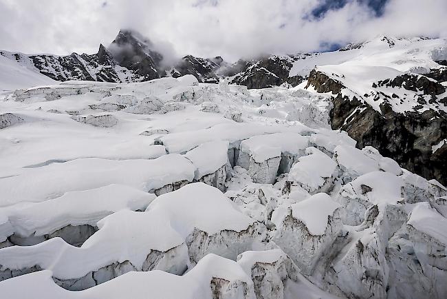 Mädchen erkunden, angeleitet durch eine Bergführerin und Wissenschaftlerinnen, die Gletscherwelt und führen in Dreiergruppen Experimente durch. Im Bild der Hohlichtgletscher in Zermatt. (Themenbild)