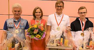 Die Schweizer Meister von Leukerbad: IM Branko Filipovic, WGM/IM Yelena Sedina, GM No&euml;l Studer, IM Fabian B&auml;nziger (von links).