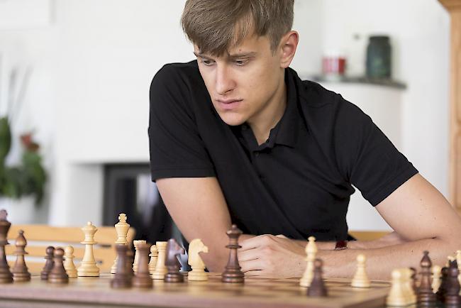 Schachprofi Noel Studer trainiert in seinem Zuhause in Muri bei Bern.