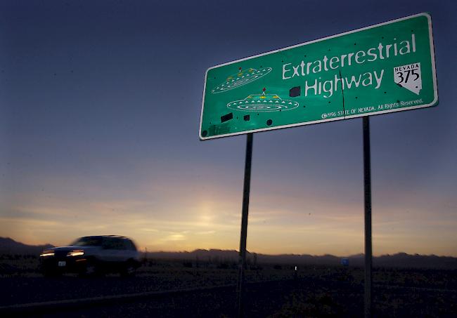 Zahlreiche Fans diskutierten auf Twitter darüber, wie sich die Wachen vor der Militärbasis am besten ablenken liessen. Bild: Die ET-Autobahn wurde 1996 vom Gesetzgeber in Nevada eingerichtet und verläuft entlang der Ostgrenze von Area 51, einer Militärbasis auf dem Nevada-Testgelände. (Archivbild)