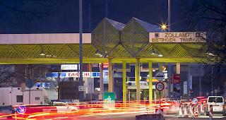 Die Z&ouml;llner waren auf den Mann aufmerksam geworden, als dieser mit seinem Sportwagen mitten auf der Strasse wendete und schnell in entgegengesetzter Richtung davonfuhr. (Symbolbild: schweizerisch-deutscher Grenz&uuml;bergang nahe Thayngen)