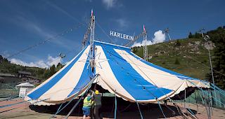 Jeder Handgriff sitzt. Die Harlekin-Mitarbeiter sind ein eingespieltes Team.