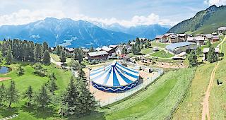 Anspruchsvoll. F&uuml;r die Shows des &laquo;Circus Harlekin&raquo; m&uuml;ssen Tonnen von Material von M&ouml;rel-Filet auf die Riederalp gebracht werden &ndash; per Luftseilbahn oder Traktor.
