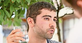 Neu im Wallis. Die Gr&uuml;nliberalen mit Philippe Jansen und Nathan Metthez (hier im Bild) suchen Kandidaten. J&uuml;rg Grossen, Pr&auml;sident der GLP Schweiz, freuts.  