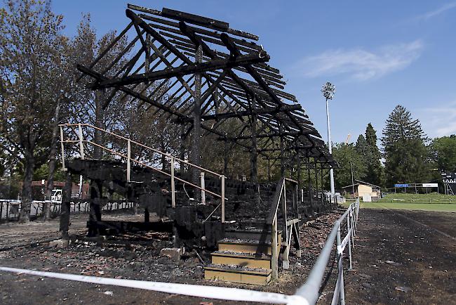 17 Feuerwehrleute und 10 Polizisten konnten nicht verhindern, dass die historische Tribüne vollständig niederbrannte.