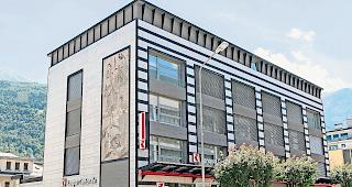 Kein Kommentar. Die Walliser Kantonalbank (Bild: Filiale Martinach) verzichtet vorerst auf eine Stellungnahme. Informationen soll es sp&auml;testens im September geben.Foto Keystone